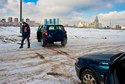 Тойоту из сугроба выдернули довольно быстро