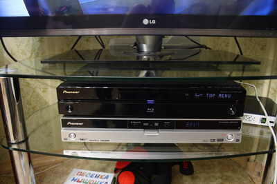 Сверху блюрей плеер Pioneer BDP-320, внизу DVD-рекордер Pioneer DVR-545