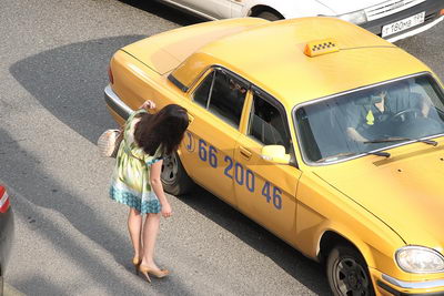 Наконец остановилось жёлтое такси