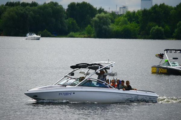 Самые подготовленные приехали на катерах...