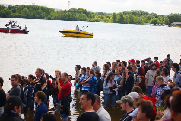 Народ стоял по-колено в воде, чтоб лучше видно было.