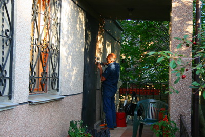 Игорь болгаркой срезает петли двери