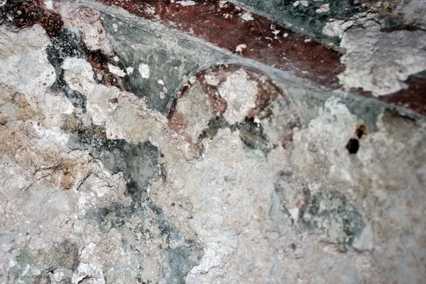 В одном из выдолбленных в скале помещений располагался храм.  Видны остатки иконы, нарисованной прям на камне.