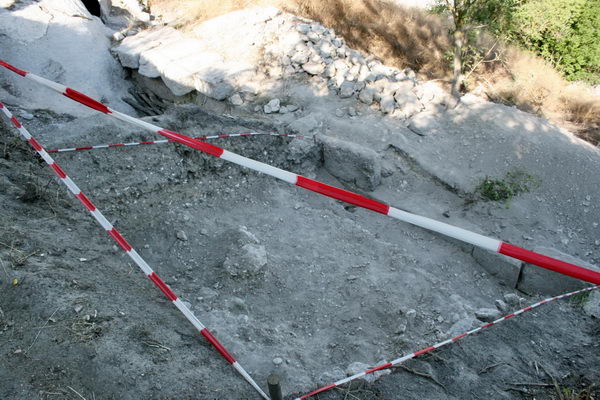 В паре мест встретили огороженные раскопки. Археологи работают.