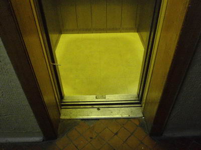 Вуаля - лифт стоит, ждёт. И будет так стоять пока кто-нить сигарету не вытащит