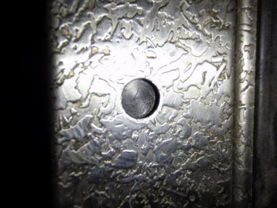 Вот крупным планом дырочка датчика в торце двери лифта
