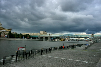 Вид на Андреевский мост и на Москву-реку