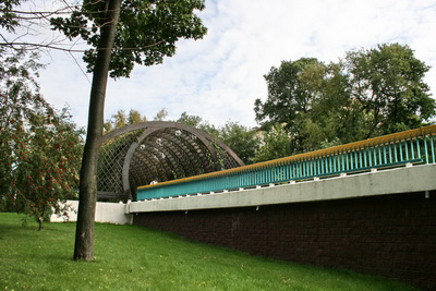 Вид на арку перед мостом со стороны моста
