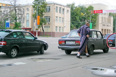 Неизвестный мужик чесал по Ленинскому проспекту в тапках и халате.