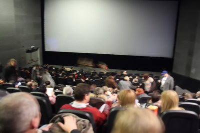 Зал. Народу собралось почти битком. Оказывается, в России 1-го января много народу в кино ходит. Мы даж ни одного пьяного не встретили.