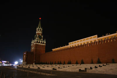Если б я был Кремлёвской стеною... я ронял бы ронял бы кирпичики...