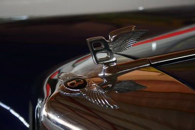 Называется этот значок «Flying B». Впервые появился на гоночной модели 1930-х годов Bentley 8-Litre.