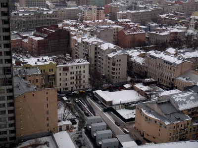 Проход к м. Смоленская, режиссёрский факультет Щуки справа кадра