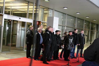 Громко толкает