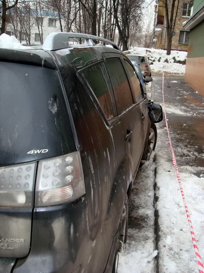 Mitsubishi оторванное зеркало, рядом лежит он, виновник, снег