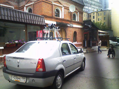 StreetView теперь и в Москве. Только вот Гугл или Яндекс? Или кто ещё?