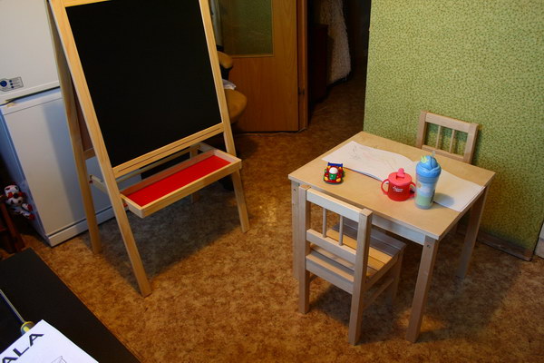 А вот такой стол и стулья теперь у меня. Называются Svala. Ну и доска для рисования мелками или маркерами, слева виднеется.