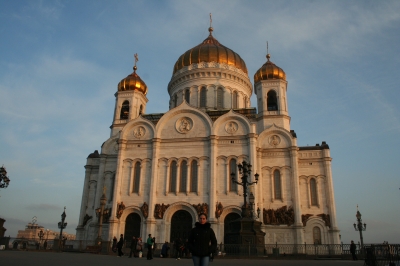 На фоне Храма Христа Спасителя