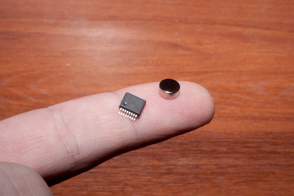 Один чип AS5145B и один магнитик
